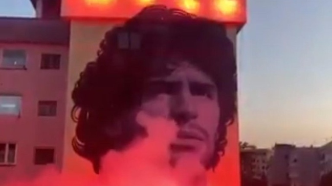 Con bengalas y petardos incluidos: El imponente mural que inauguraron en Nápoles en recuerdo a Maradona
