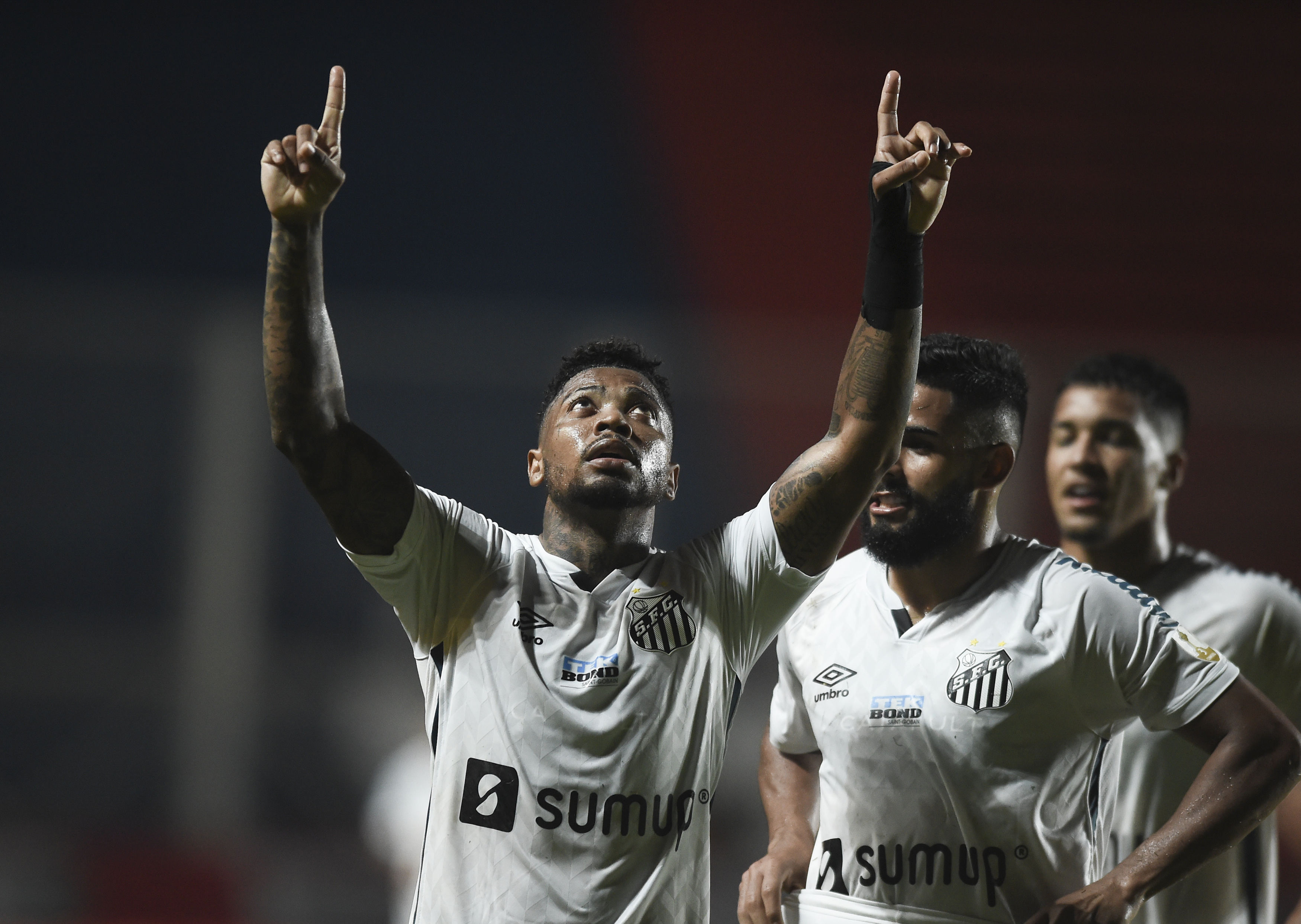 Santos puso un pie en la fase grupal de la Libertadores tras vencer a San Lorenzo en Argentina
