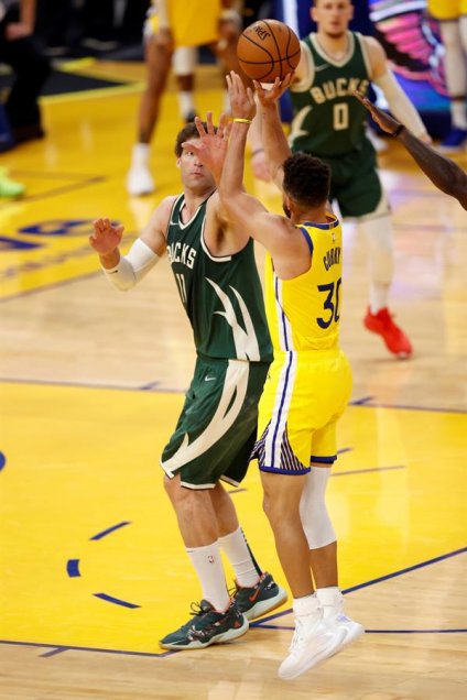 Stephen Curry anotó 41 puntos en agónico triunfo de los Warriors ante Bucks