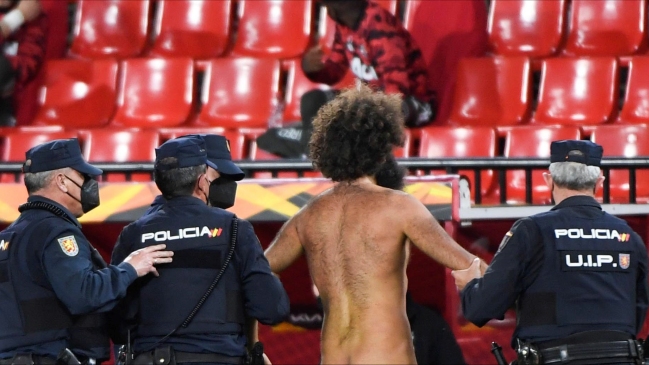 Hombre desnudo invadió duelo de Europa League entre Granada y Manchester United