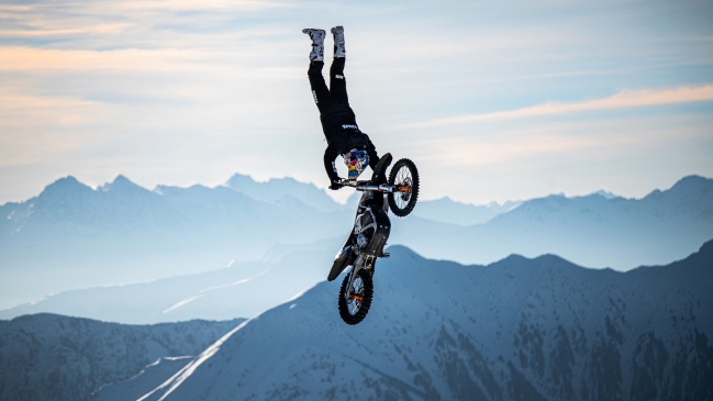 Campeón mundial de motocross cumplió osado desafío en una moto eléctrica