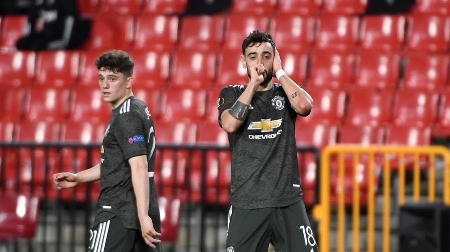 Manchester United se impuso ante Granada en España con goles de Rashford y Fernandes