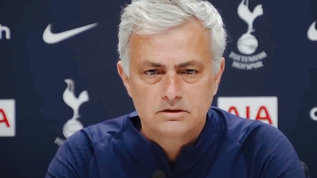 Mourinho interrumpió su rueda de prensa para rendir tributo al duque de Edimburgo