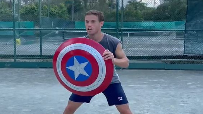 Diego Schwartzman se divirtió entrenando con un escudo de “Capitán América”