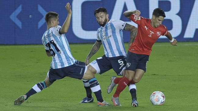 Racing ganó en los descuentos el clásico de Avellaneda con aporte de Mena y Arias