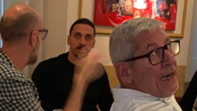 Escándalo en Italia: Zlatan Ibrahimovic fue sorprendido durante una reunión en restaurant