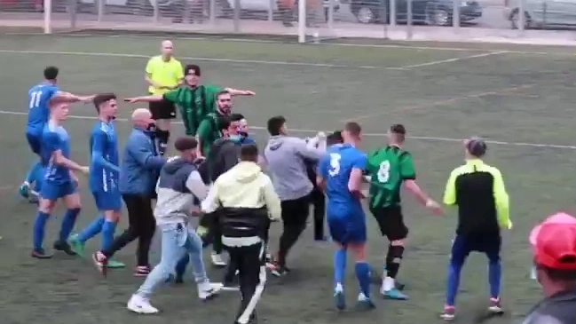 Partido terminó con una masiva pelea en que también se involucraron mujeres