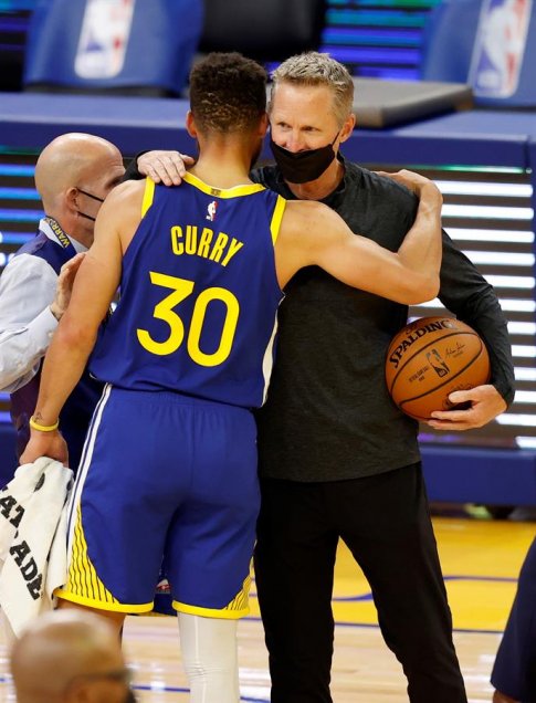 Stephen Curry se transformó en el máximo anotador histórico de los Warriors
