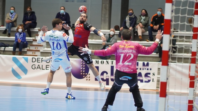 Esteban Salinas volvió a ser figura en el balonmano español