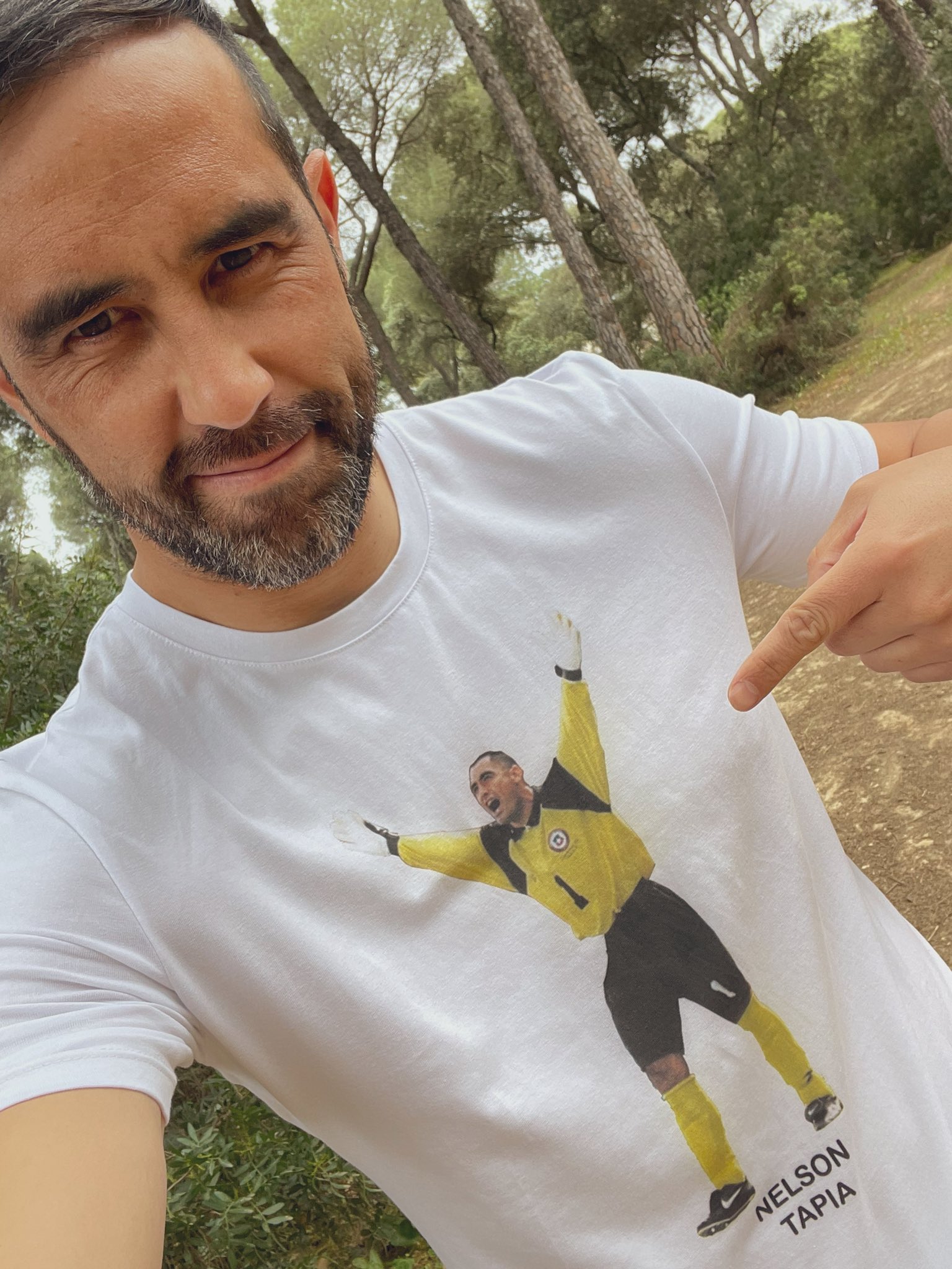 Claudio Bravo lució camiseta con Nelson Tapia: Feliz día internacional del portero