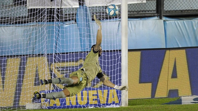 Gabriel Arias fue héroe al atajar dos penales en el paso de Racing a octavos de la Copa Argentina