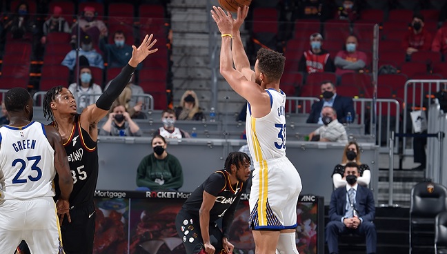 Stephen Curry volvió a brillar en triunfo de Golden State Warriors sobre Cleveland Cavaliers en la NBA