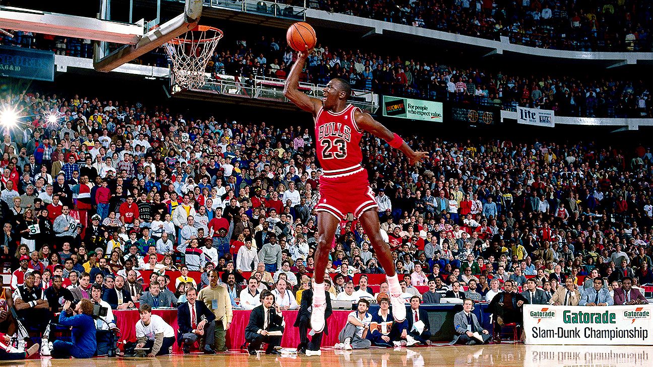 Las mejores jugadas de Michael Jordan a 18 años de su retiro del baloncesto