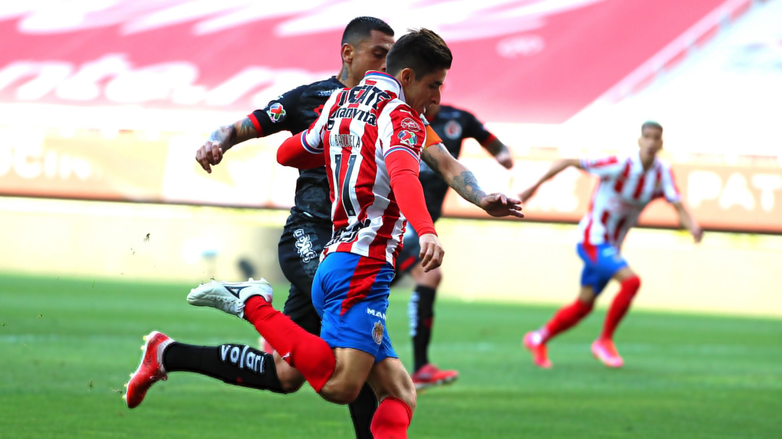 Chivas de Guadalajara venció a Tijuana de Gonzalo Jara y Esteban Pavez