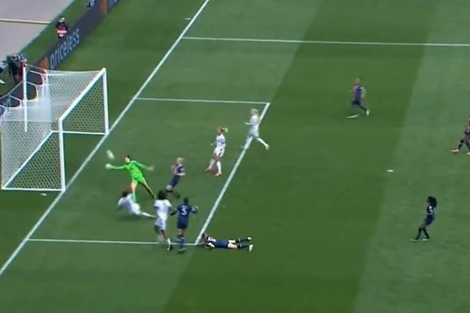¡Tremenda! La sensacional atajada de Christiane Endler que salvó a PSG ante Lyon en la Champions femenina