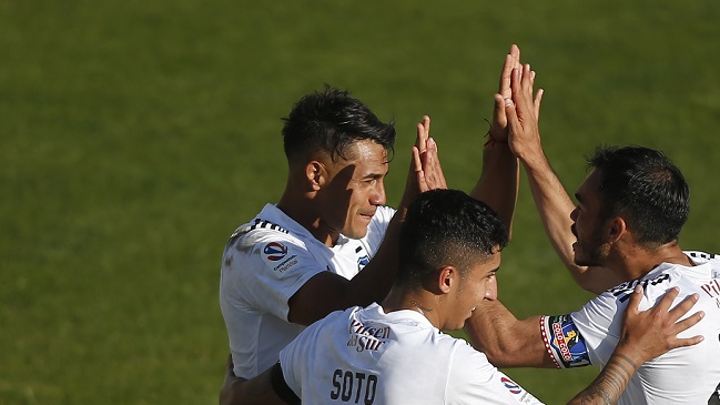 Colo Colo homenajeó al primer equipo de su historia y Gabriel Suazo portó camiseta de David Arellano