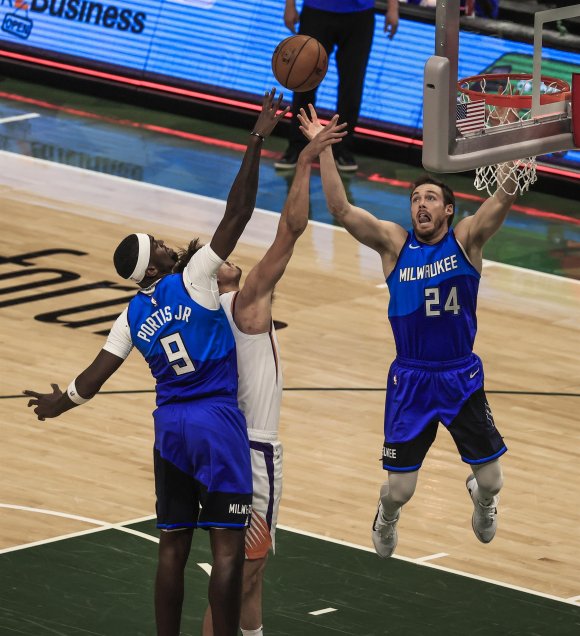 Phoenix Suns venció en dramático partido a Milwaukee Bucks