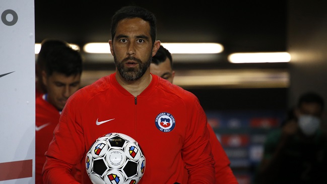 Claudio Bravo saludó a la UC: “Sigan por siempre contribuyendo al crecimiento de nuestro fútbol”