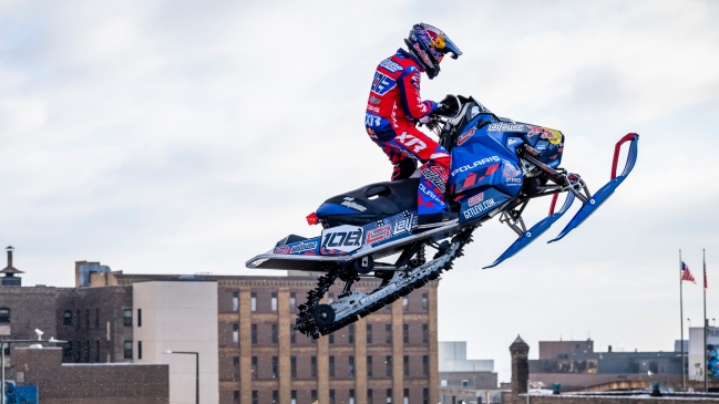 Levi LaValle convirtió las calles de Minnesota en una pista para su moto de nieve