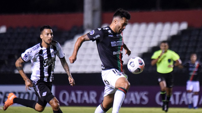 Palestino sufrió con un expulsado y cayó en su visita a Libertad por Copa Sudamericana