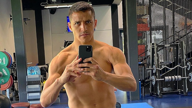 Alexis mostró su trabajado físico con una potente arenga