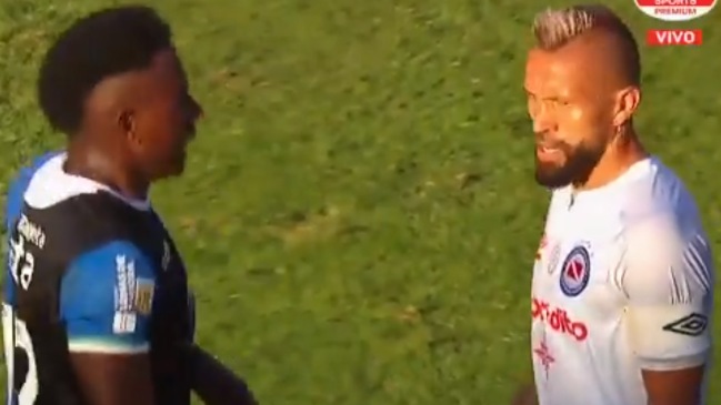 ¡Repudiable! Futbolista de Banfield escupió en la cara a un rival