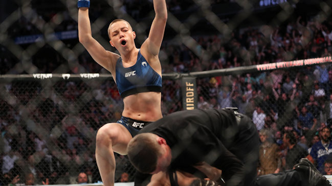 El impactante nocaut de Rose Namajunas sobre Zhang Weili que la coronó en el UFC 261