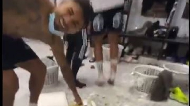 Los desatados festejos de Colo Colo en vestuarios: Marcos Bolados comió torta del suelo