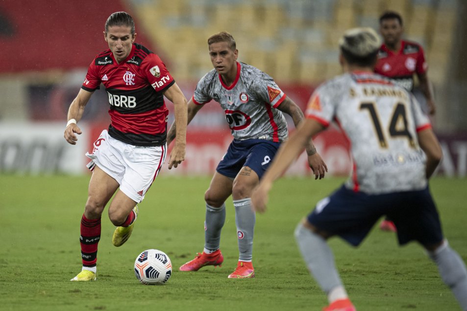 Gabigol anotó un doblete y comandó a Flamengo a una aplastante victoria sobre U. La Calera