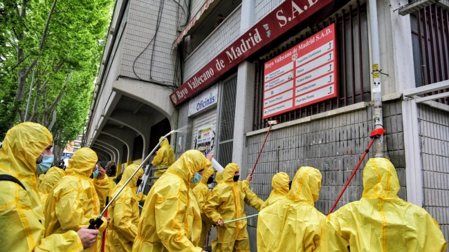 Hinchas de Rayo Vallecano desinfectaron su estadio tras visita de políticos ultraderechistas
