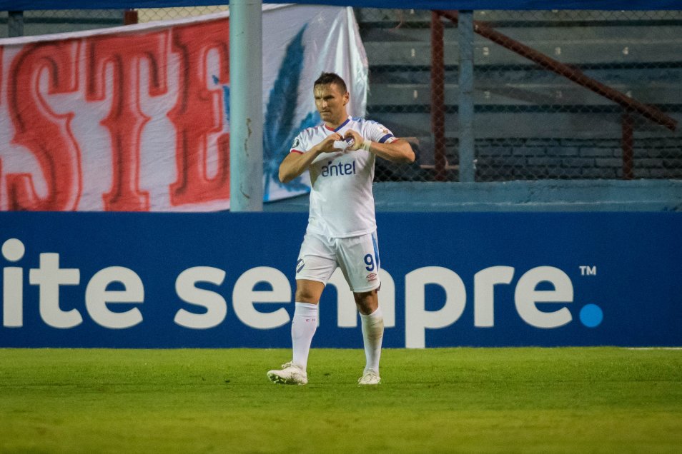 Gonzalo Bergessio fue figura de Nacional con un triplete en vibrante empate ante Atlético Nacional