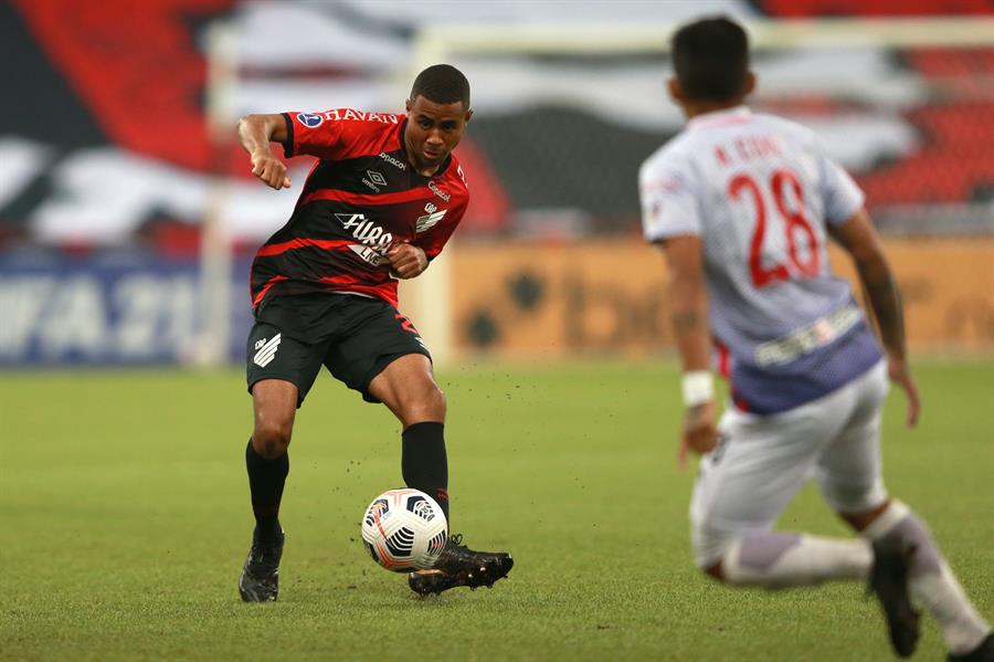 Atlético Paranaense derribó con lo justo a Metropolitanos en Copa Sudamericana