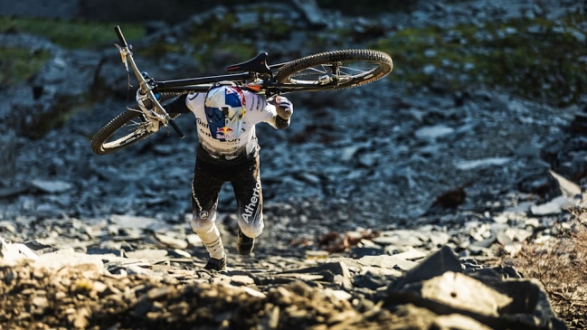 Campeón mundial de descenso arriesgó su vida en peligrosas montañas de Gales