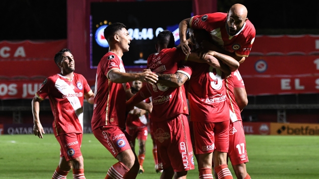 Presidente de Argentinos Juniors se enfadó con periodista chileno: ¿El más débil del grupo?