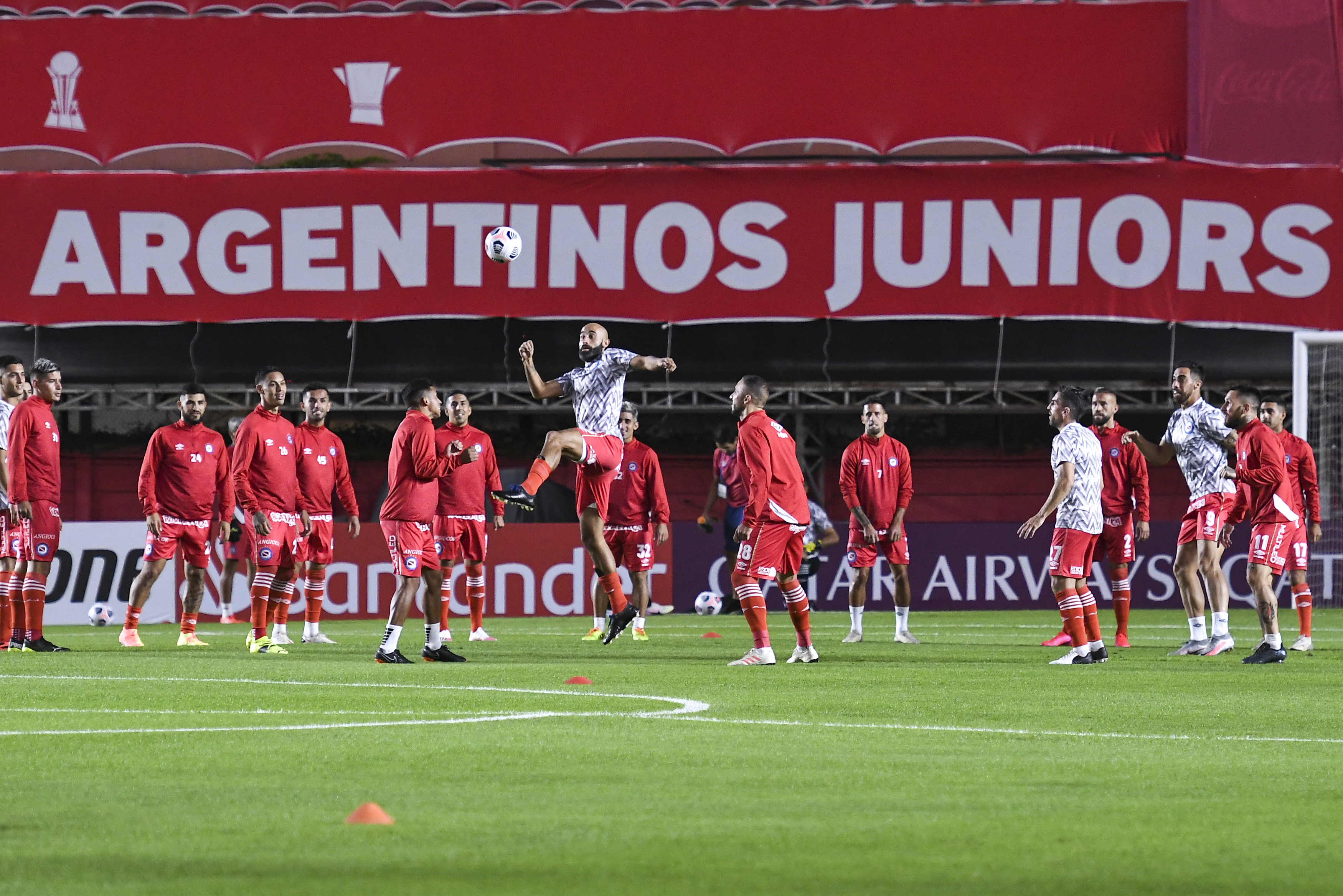 Jugadores con Covid-19 de Argentinos Jrs. están en condiciones de disputar duelo ante U. Católica
