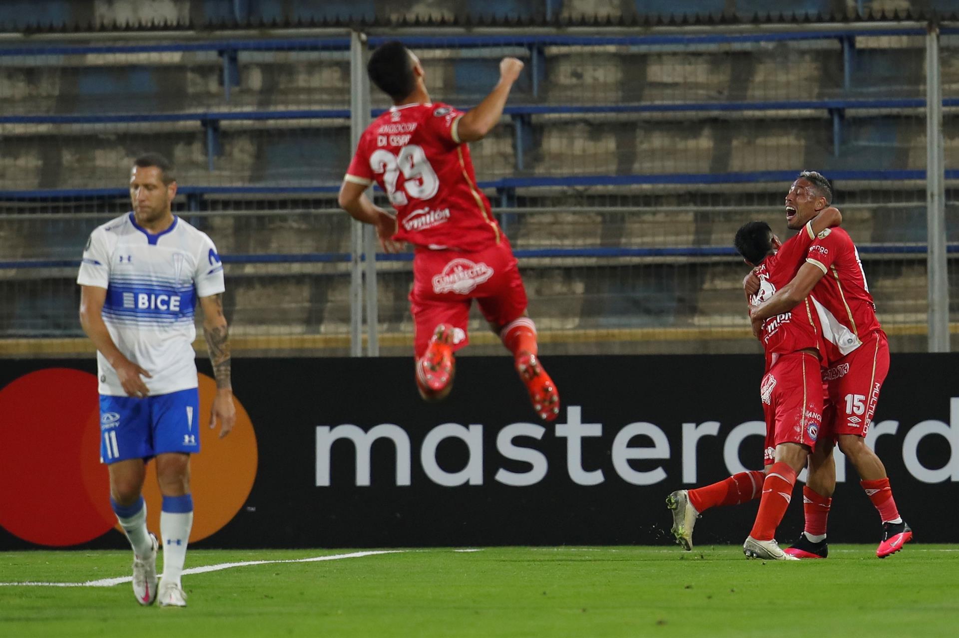 “La Franja”: U. Católica perdió con Argentinos Juniors y no levanta cabeza en la Libertadores