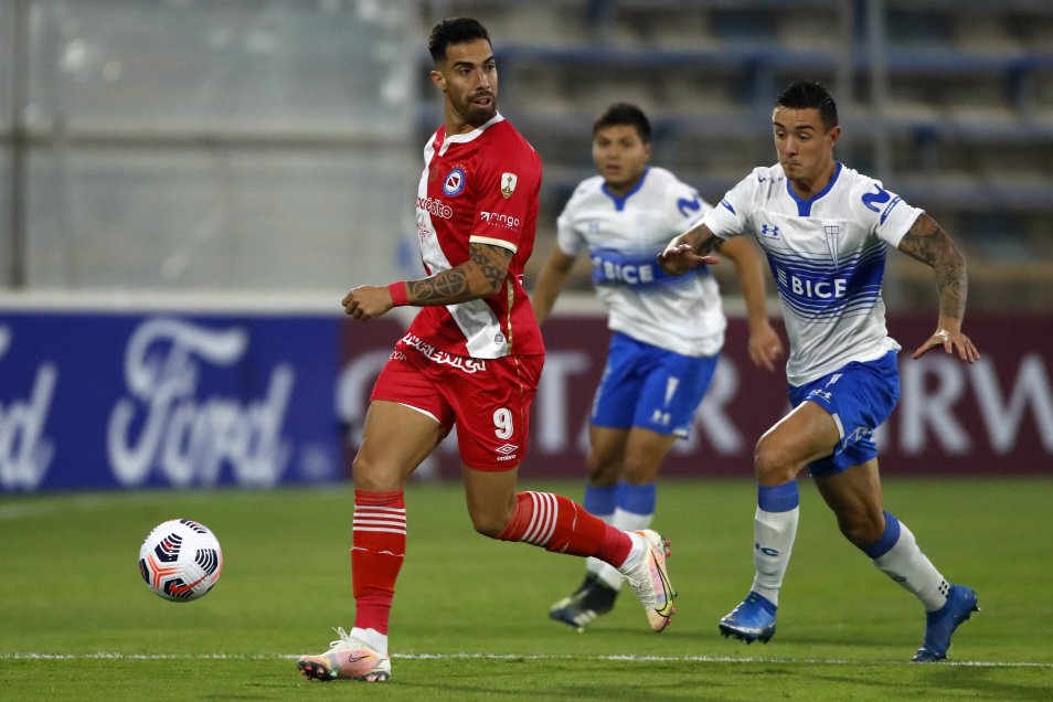 La UC dio nuevo paso en falso en la Libertadores con una inapelable derrota ante Argentinos Jrs.