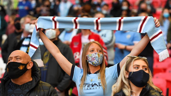 La Premier League modificó el calendario para que vuelvan los hinchas al estadio