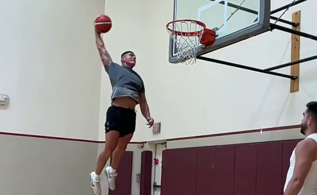 Sammis Reyes, el primer chileno en la NFL, se lució con tremenda clavada en su entrenamiento