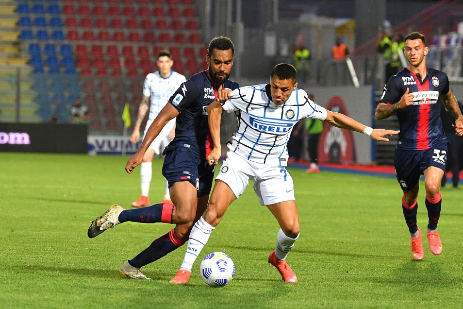 Alexis fue protagonista en victoria clave de Inter frente a Crotone para acercarse el título en Italia
