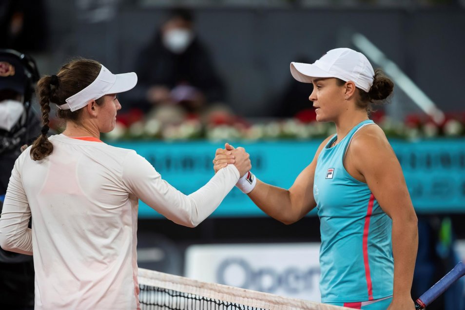 Ashleigh Barty batalló para avanzar a octavos de final en el Abierto de Madrid