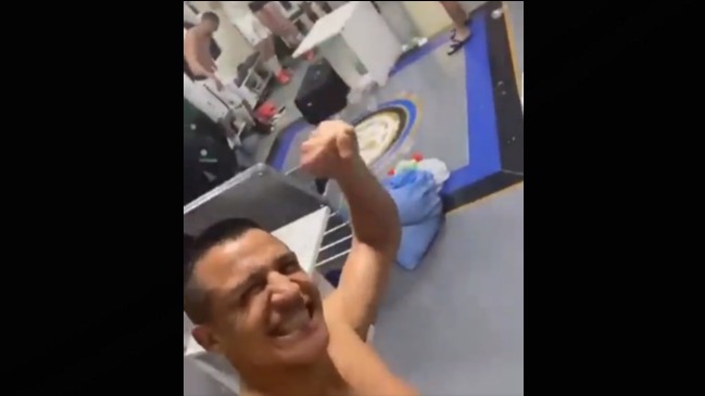 Alexis comandó enloquecido festejo de Inter en el camarín tras crucial triunfo que lo acercó al título