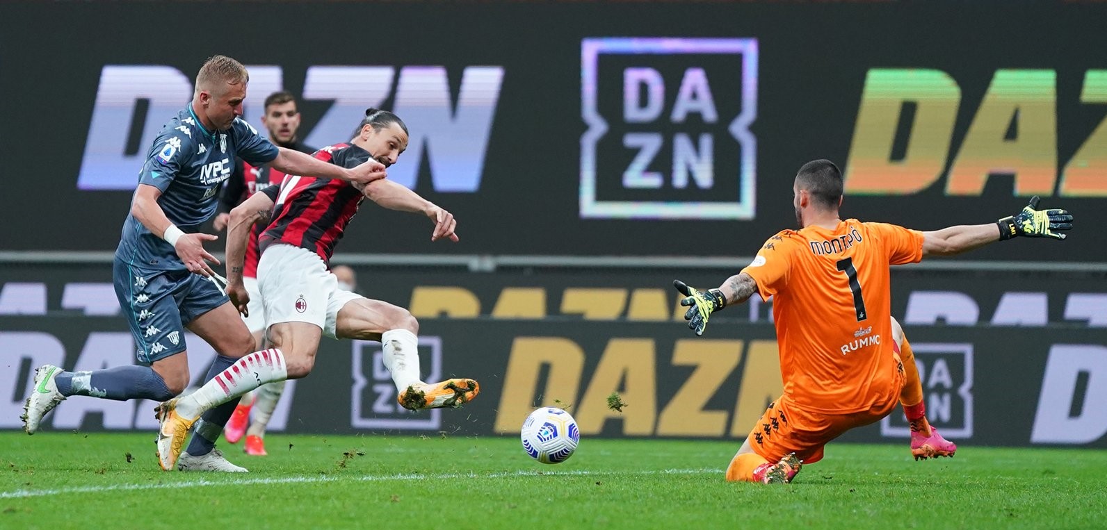 AC Milan volvió a puestos de Champions en la Serie A al batir a Benevento en San Siro