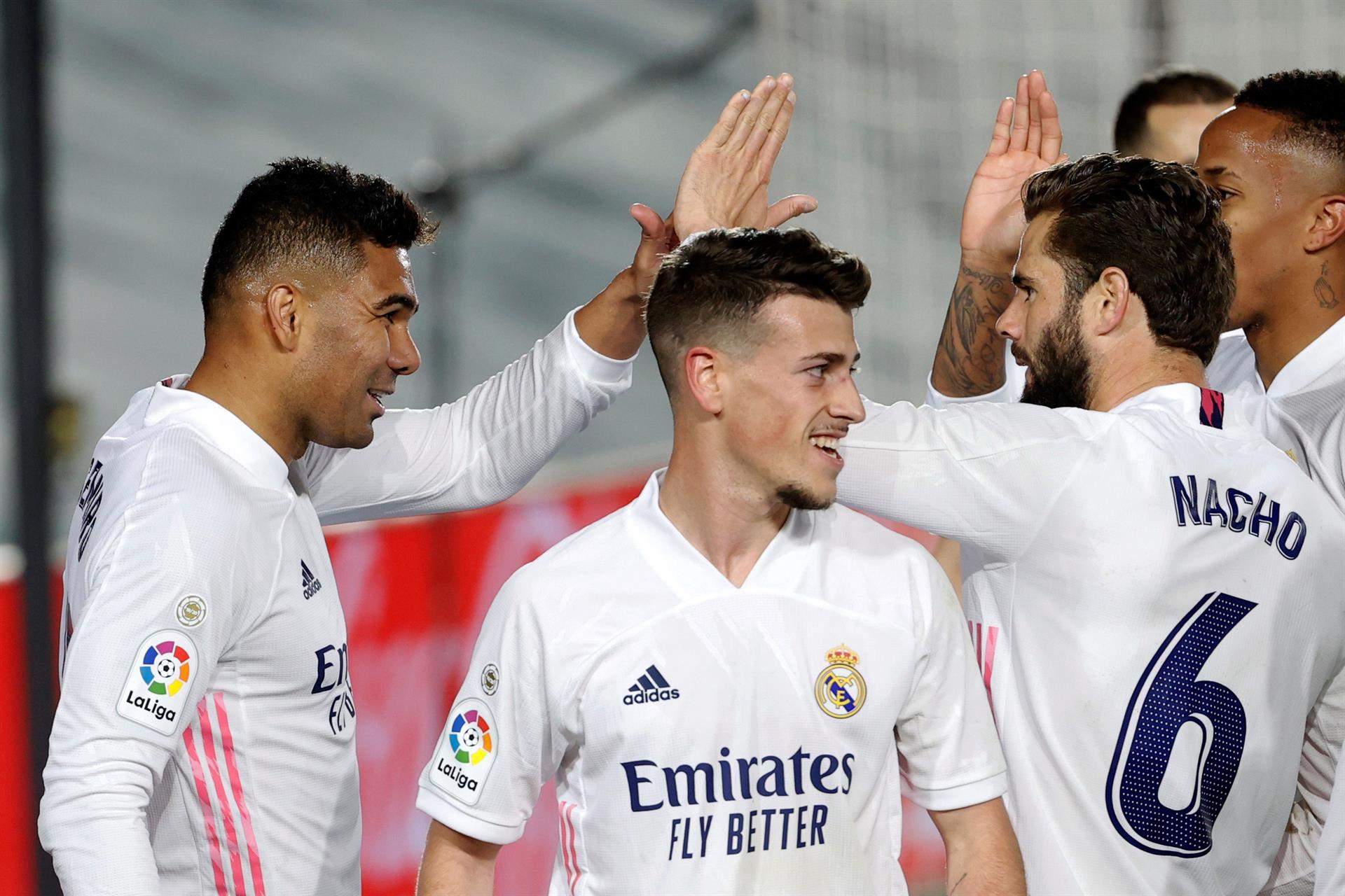 Real Madrid sufrió para vencer a Osasuna y mantuvo la presión a Atlético en la lucha por el título