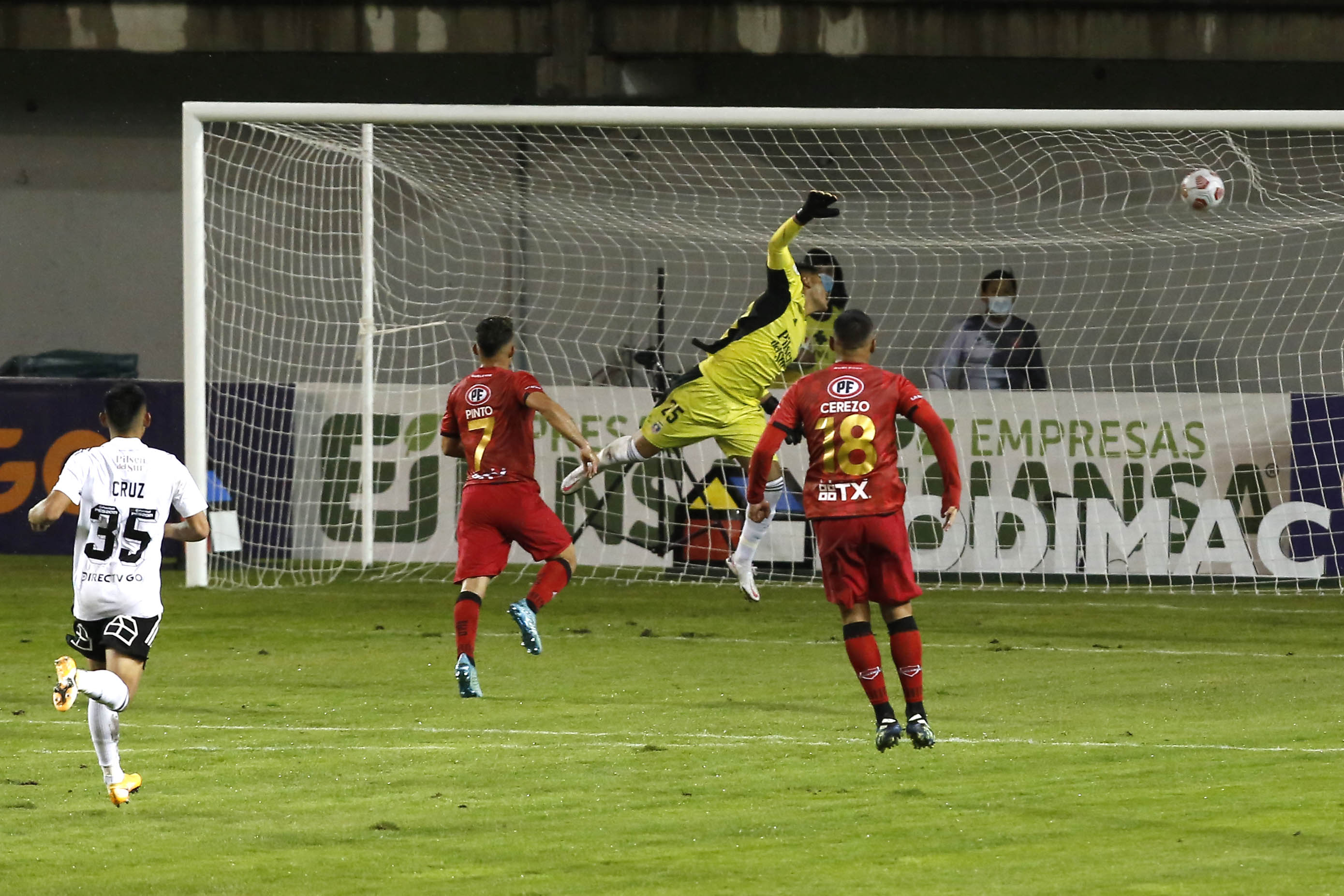 Maximiliano Quinteros soltó un derechazo para conseguir el empate de Ñublense ante Colo Colo