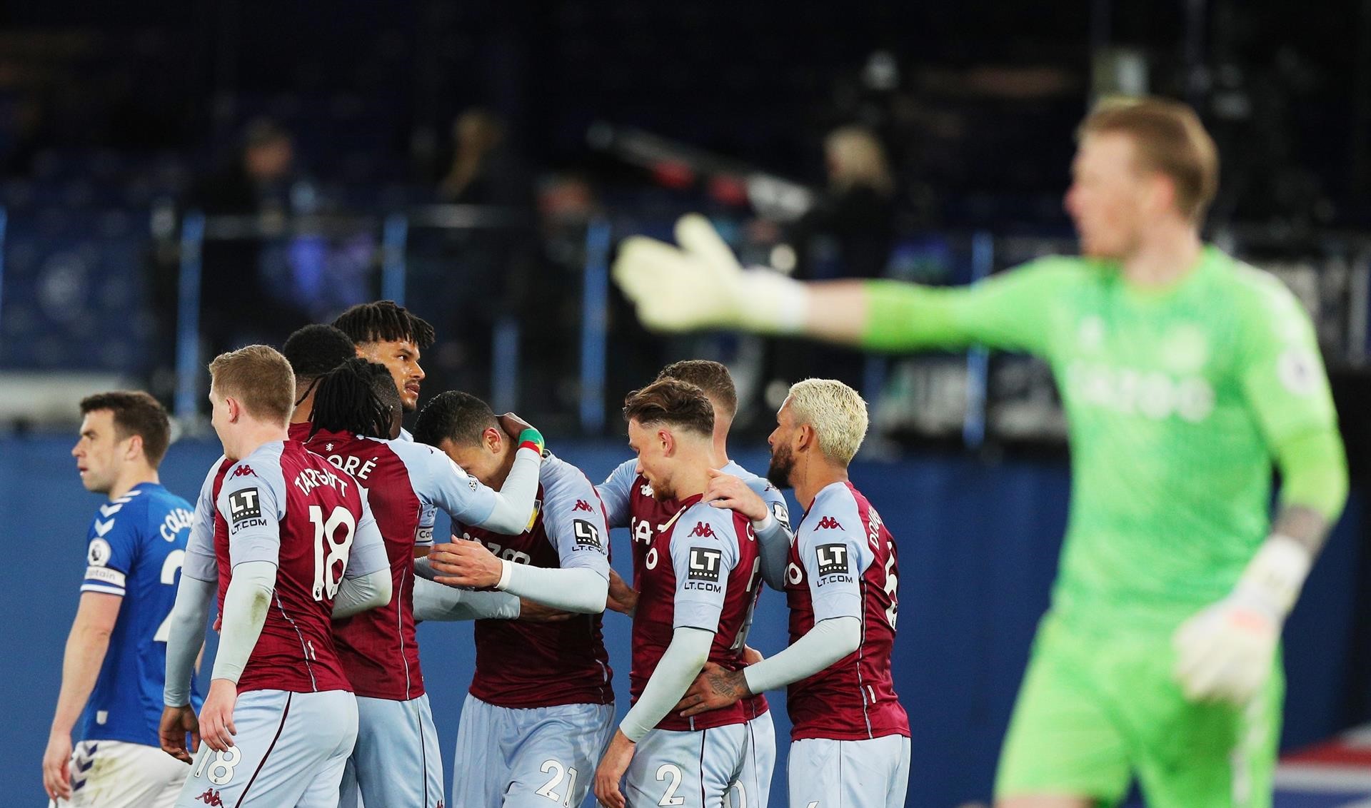 Everton tropezó con Aston Villa y quedó fuera de zona de copas europeas en la Premier