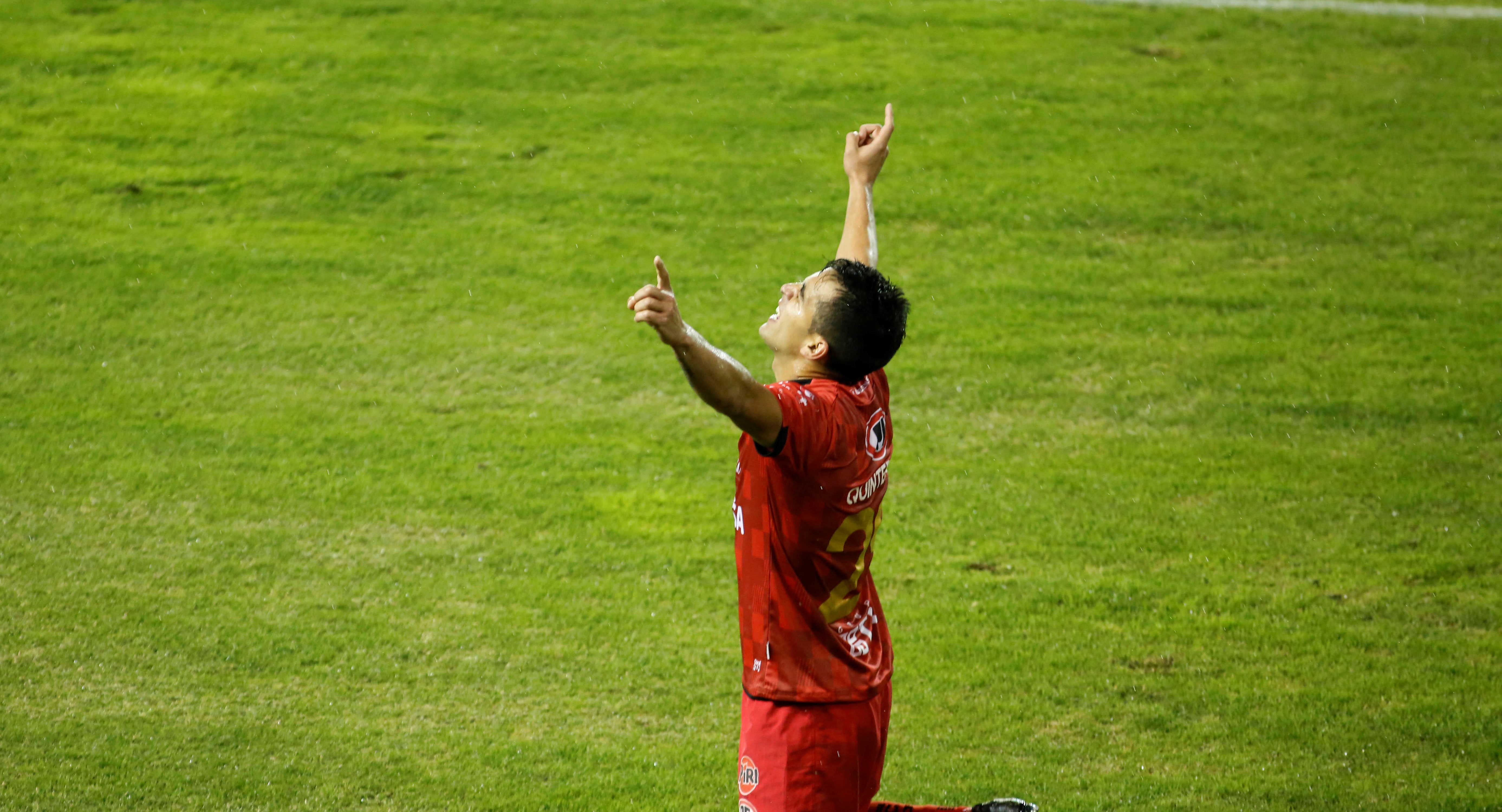Maximiliano Quinteros firmó su doblete y estiró la ventaja de Ñublense ante Colo Colo