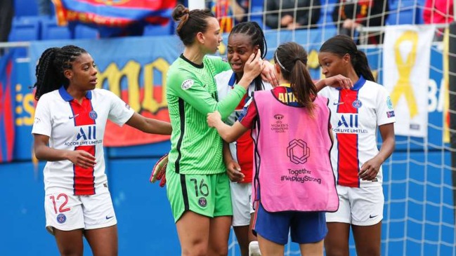 Christiane Endler sufrió con el doblete de Likie Martens en la eliminación de PSG ante Barcelona