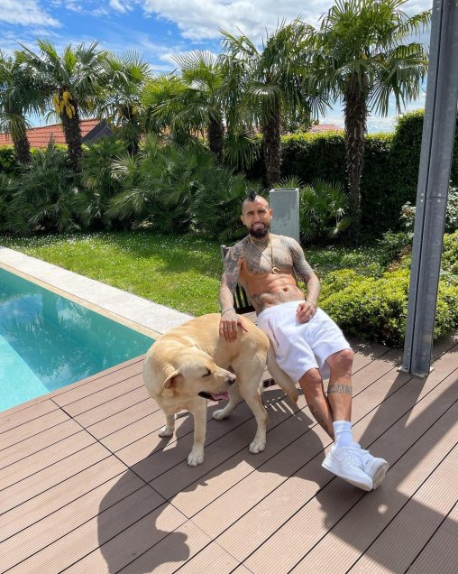 ¿Igual que Alexis? Arturo Vidal disfruta de su día de descanso con su mascota