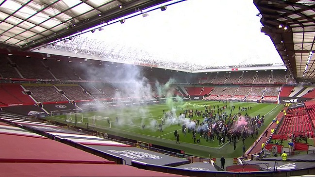 Hinchas de Manchester United invadieron la cancha de Old Trafford en la previa del duelo ante Liverpool